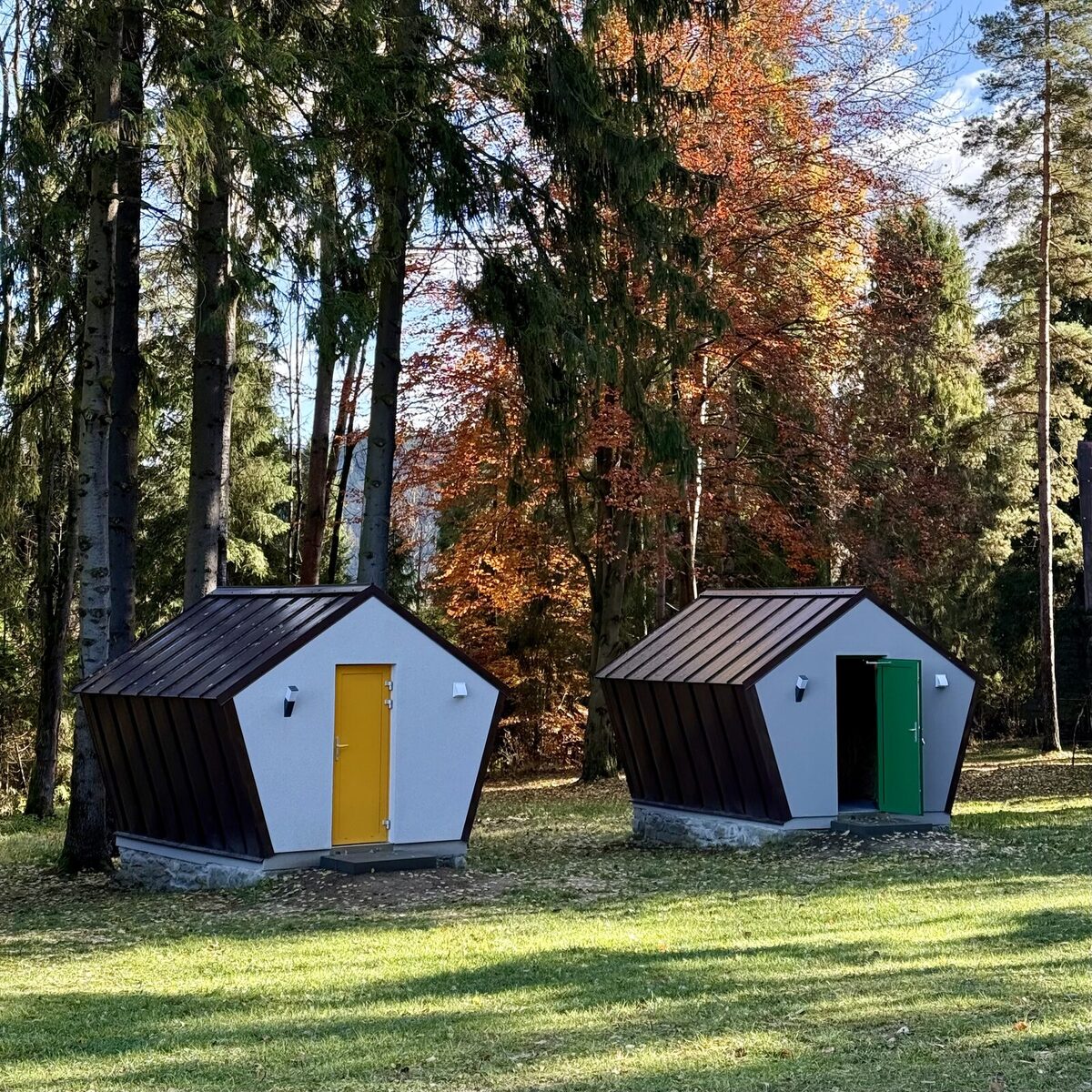 Ďurkovec glamping kabin — modern fa kabin az erdőben